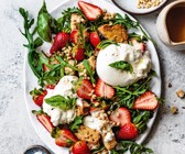 Panzanella mit Burrata und Erdbeeren