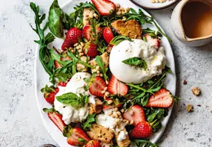 Panzanella mit Burrata und Erdbeeren