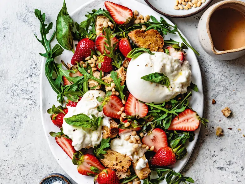 Panzanella mit Burrata und Erdbeeren