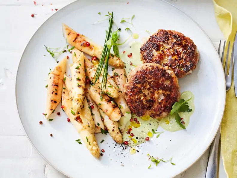 Frikadellen mit gegrilltem Spargel