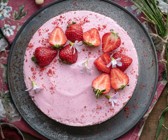 Käsekuchen mit Erdbeeren und Keksboden