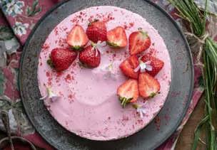Käsekuchen mit Erdbeeren und Keksboden