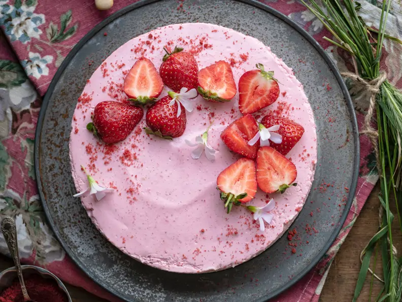Käsekuchen mit Erdbeeren und Keksboden