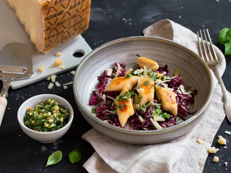 Ricotta-Gnocchi mit Kräuter-Grana-Padano-Pesto und Radicchio