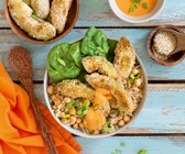 Naturreis-Bowl mit Avocado-Pommes, Kichererbsen und Paprika-Dip