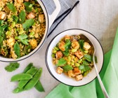 One-Pot-Reis mit Edamame, Zuckerschoten und Tofu