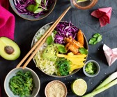 Basmati-Reis-Bowl mit Teriyaki-Hähnchen, Mango und Avocado