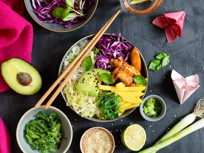 Basmati-Reis-Bowl mit Teriyaki-Hähnchen, Mango und Avocado
