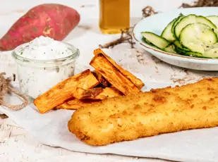 Backofen Fisch mit Süßkartoffel-Fries, Kräuter-Dip und frischem Gurkensalat