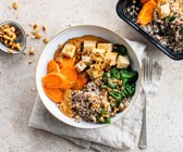 Quinoa-Bowl mit Tofu, Spinat und Möhren