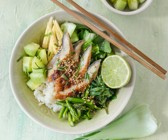 Poke-Bowl mit geräucherter Makrele