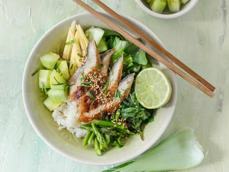 Poke-Bowl mit geräucherter Makrele