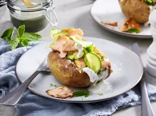 Gefüllte Ofenkartoffel mit Lachs
