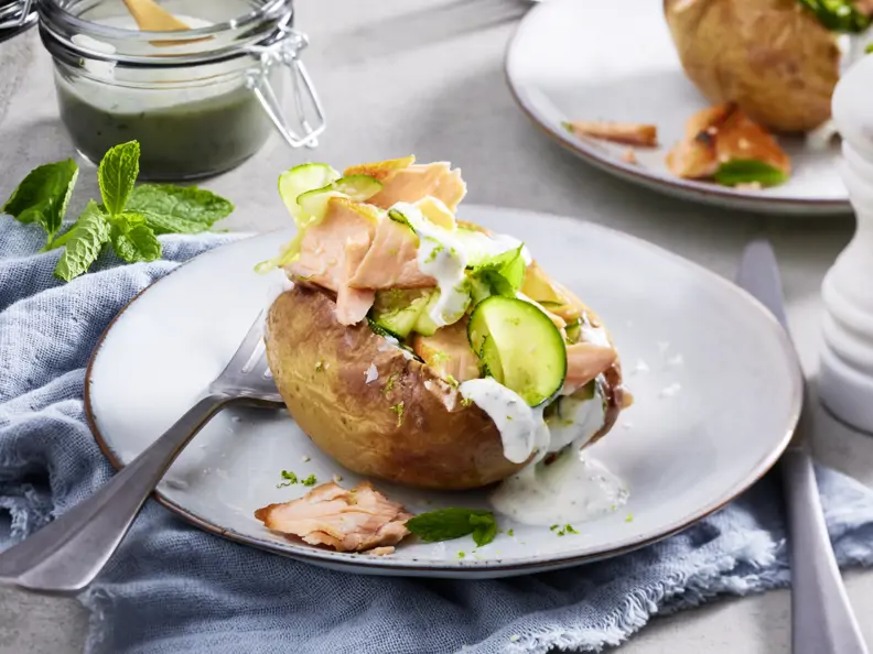 Gefüllte Ofenkartoffel mit Lachs