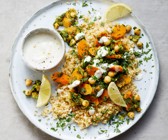 Vegane Möhren-Grünkohl-Pfanne mit Bulgur und Dip