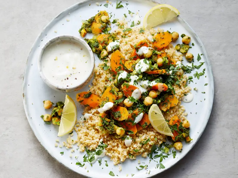 Vegane Möhren-Grünkohl-Pfanne mit Bulgur und Dip