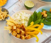 Asia-Bowl mit Limettenreis, Zuckerschoten, Tofu und Paprika-Dip