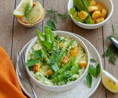 Zitronen-Kräuter-Risotto mit Zuckerschoten und Halloumi-Würfeln