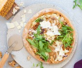 Pizza mit Fenchel, Birne, Walnüssen, Grana Padano und Rucola