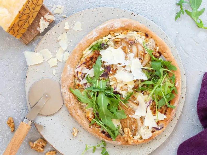 Pizza mit Fenchel, Birne, Walnüssen, Grana Padano und Rucola