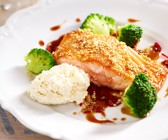 Sesam-Lachs mit Brokkoli und Meerrettich-Creme