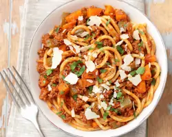 Smarte Pasta bolognese in einer hellen Schüssel