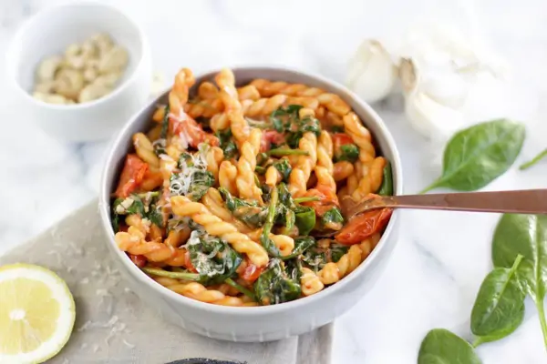 Pasta mit Cocktailtomaten und Spinat
