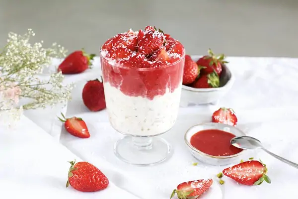 Kokos Overnight Oats mit Erdbeeren-Sauce