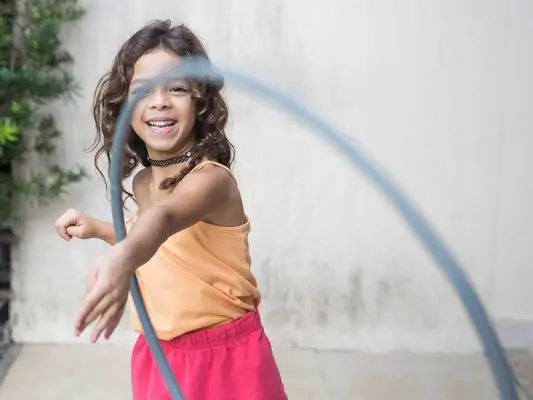 Kinder und Sport: Mädchen mit Hula Hoop Reifen 
