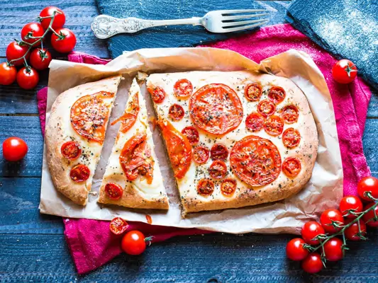 Tomaten-Focaccia mit Oliven und Rosmarin