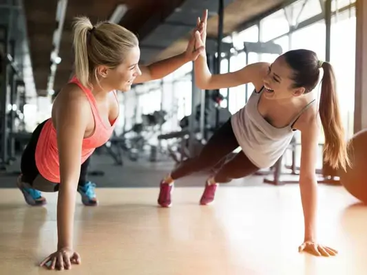 5 Tipps, wie das Training erfolgreich wird: zwei Frauen beim Sport