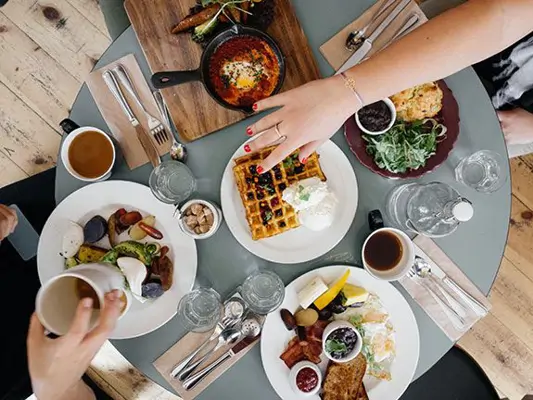 Intuitiv essen: gesellige Tafel