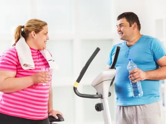 Übergewichtiges Paar macht eine Pause beim Sport 