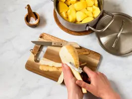 Kartoffel-Pastinaken-Püree mit Hack-Möhren-Bällchen Step 1