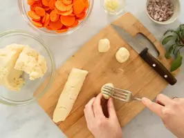 Gnocchi werden mit einem Gabelrücken verziert