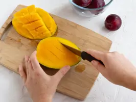 Schoko-Crumble mit Mango und Pflaumen Step 2