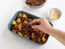 Schoko-Crumble mit Mango und Pflaumen Step 3