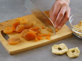 Apfelkekse mit getrockneten Aprikosen Step 1