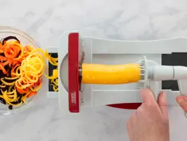 Möhren werden mit einem Spiralschneider geschnitten