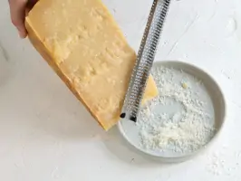 Zucchini-Pommes mit Senf-Dip und Parmesan Step 1