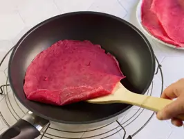 Rote-Bete-Crêpe-Röllchen mit Ziegenfrischkäse-Dattel-Füllung Step 2