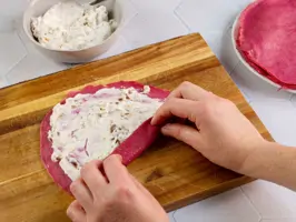 Rote-Bete-Crêpe-Röllchen mit Ziegenfrischkäse-Dattel-Füllung Step 3