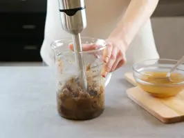 Rohkost-Brownies mit Cashewkernen Step 1: Datteln pürieren