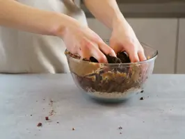 Rohkost-Brownies mit Cashewkernen Step 2: Teig verkneten