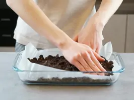Rohkost-Brownies-mit-Cashewkernen Step 3: Teig einfüllen