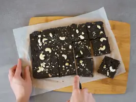 Rohkost-Brownies mit Cashewkernen Step 4: in Stücke schneiden