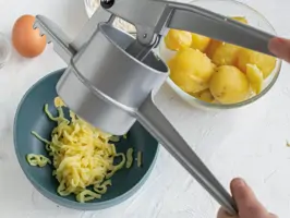 Schupfnudeln mit gebratenem Spitzkohl und roten Zwiebeln Step 1