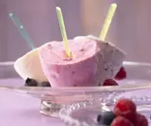 Fruchtiges Joghurteis mit Beeren und Zitrone