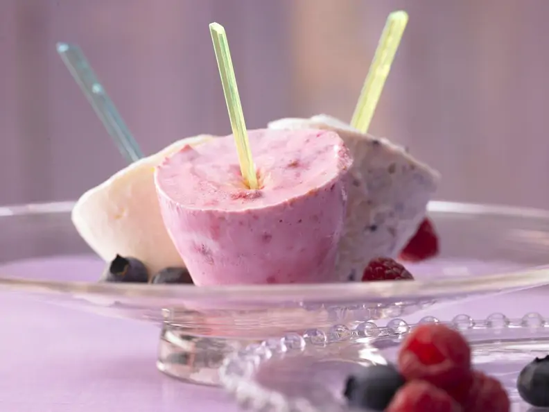 Fruchtiges Joghurteis mit Beeren und Zitrone
