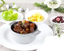 Hirschgulasch mit Rosmarin-Kartoffelwürfeln und Cranberry-Apfel-Relish